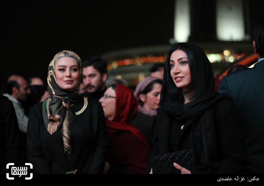 نگار عابدی به همراه سحر قریشی در اکران فیلم «آب نبات چوبی» در کاخ سی و چهارمین جشنواره فیلم فجر